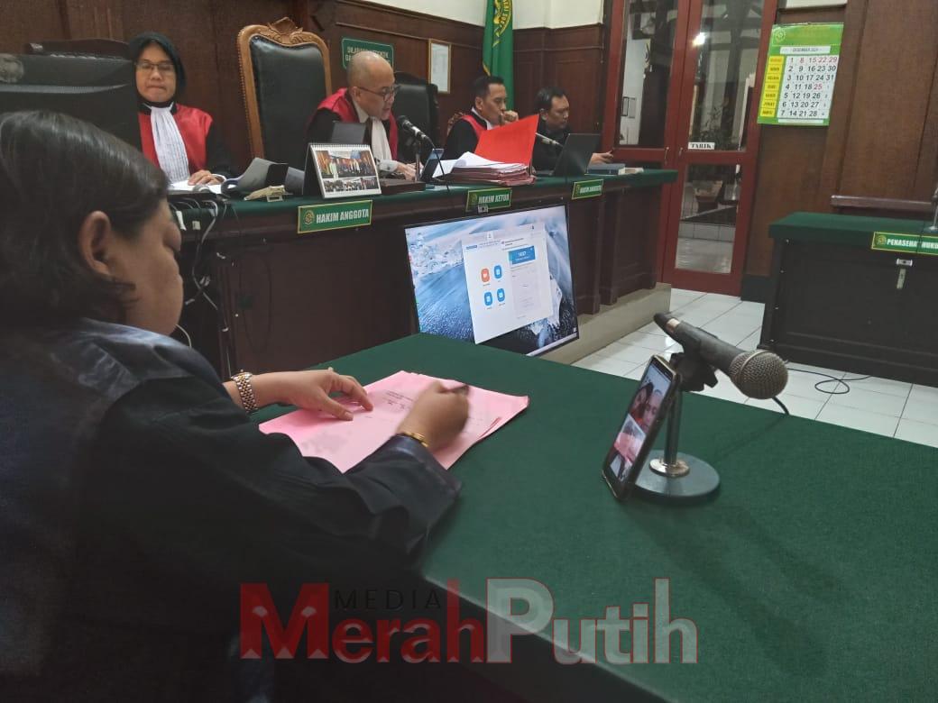 Jaksa penuntut umum (JPU) menjerat kedua terdakwa dengan didakwa melanggar Pasal 170 ayat (1) KUHP atas tindak pidana pengeroyokan di ruang sidang Kartika 1 PN Surabaya, Rabu (04/12) I MMP I Totok Prastyo