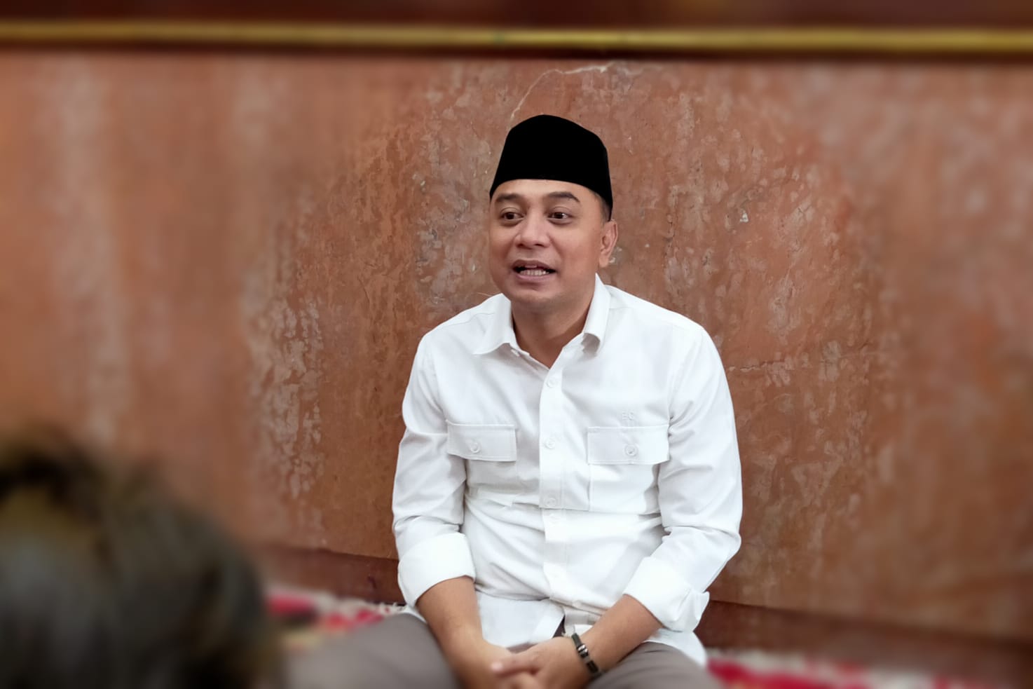 Eri Cahyadi menegaskan komitmennya untuk mendukung dunia pendidikan di Surabaya, meski sistem pengelolaan SMA/SMK bukan berada dalam wewenang Pemkot Surabaya. Ia berjanji akan terus mengupayakan dukungan dari Pemkot, baik melalui kebijakan yang mendukung 