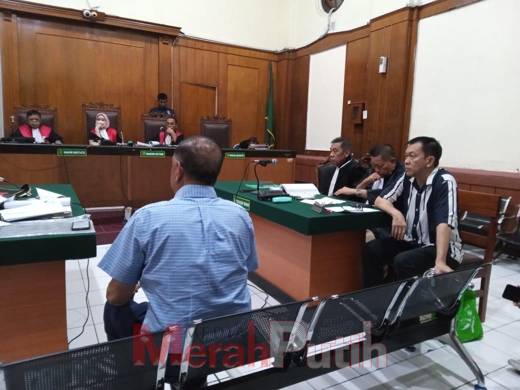 Dalam kesaksiannya, Tyo Soelayman menjelaskan bahwa dirinya ditawari rumah dan bangunan tersebut melalui perantara bernama Efendi. Namun, properti itu masih memiliki tunggakan di Bank ICBC I MMP I Totok Prastyo