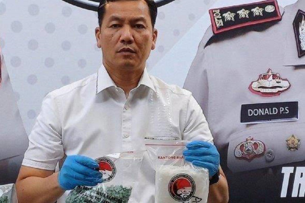 Di penghujung tahun 2024, Kombes Donald Simanjuntak diberhentikan dengan tidak hormat (PTDH) dari Polri akibat dugaan pelanggaran kode etik profesi. Pemecatan ini sekaligus mengakhiri harapannya untuk meraih pangkat Brigjen atau jenderal bintang satu I MM