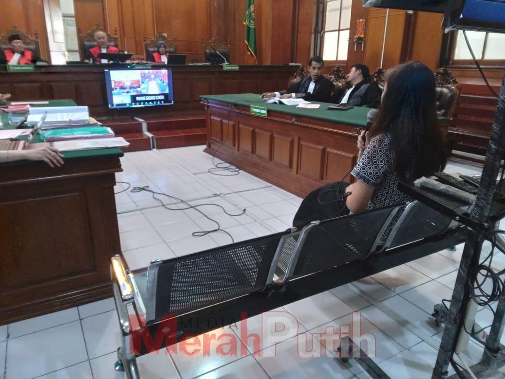 Terdakwa Fifie Pudjihartono saat memberikan keterangan dalam perkara dugaan pemalsuan STNK mobil Pajero yang ia kendarai saat dihentikan Tim Speed Satlantas Polrestabes Surabaya di Jalan Tunjungan pada 9 Februari 2024 lalu I MMP I Totok Prastyo 