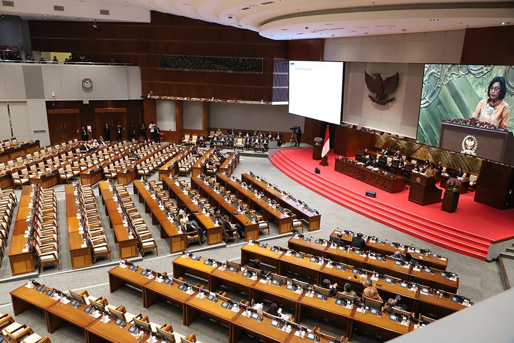 Pemberlakuan Tatib DPR RI yang dapat mengikat lembaga negara yang lain. Secara teoritik, Tatib DPR ini tidak dapat berlaku keluar, karena Tatib ini merupakan peraturan yang tujuannya adalah untuk mengatur tentang tata tertib anggota DPR, seperti peran pim