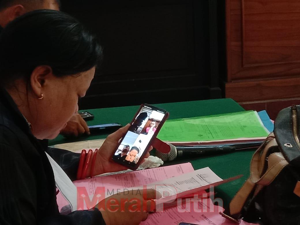 Dalam dakwaan Jaksan kedua terdakwa tanpa izin dari pihak yang berwenang, terdakwa Moch. Haris Paijo memotong kabel tembaga KTTL milik PT Telkom yang sudah dikeluarkan dari galian tanah. Kabel-kabel tersebut dipotong dengan panjang sekitar satu hingga dua