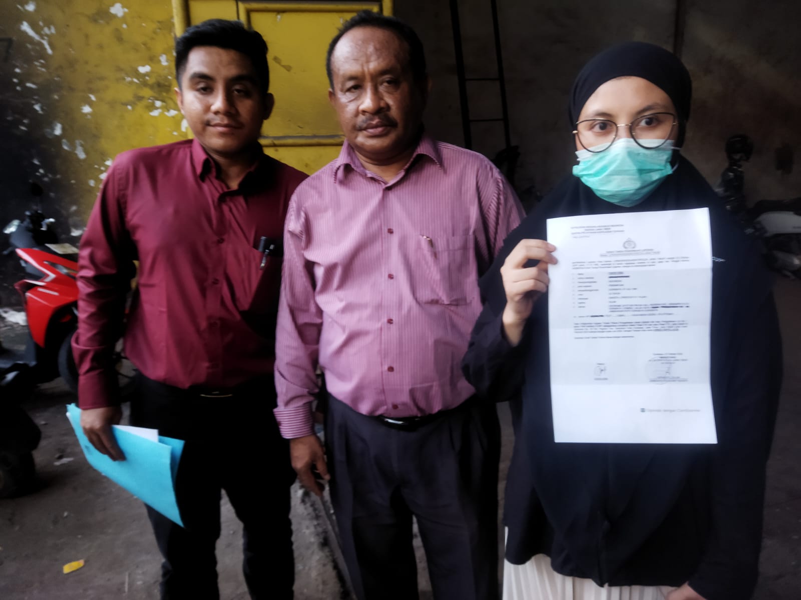 Dari kanan - Farah Diba Direktur CV Fajar memegang surat laporan kepolisian yang didampingi Kuasa Hukumnya, Muhammad Tohir saat jumpa pers di workshop Jalan Sidorame 45-47, Surabaya, Kamis (6/2/2025) | MMP I Dhimas