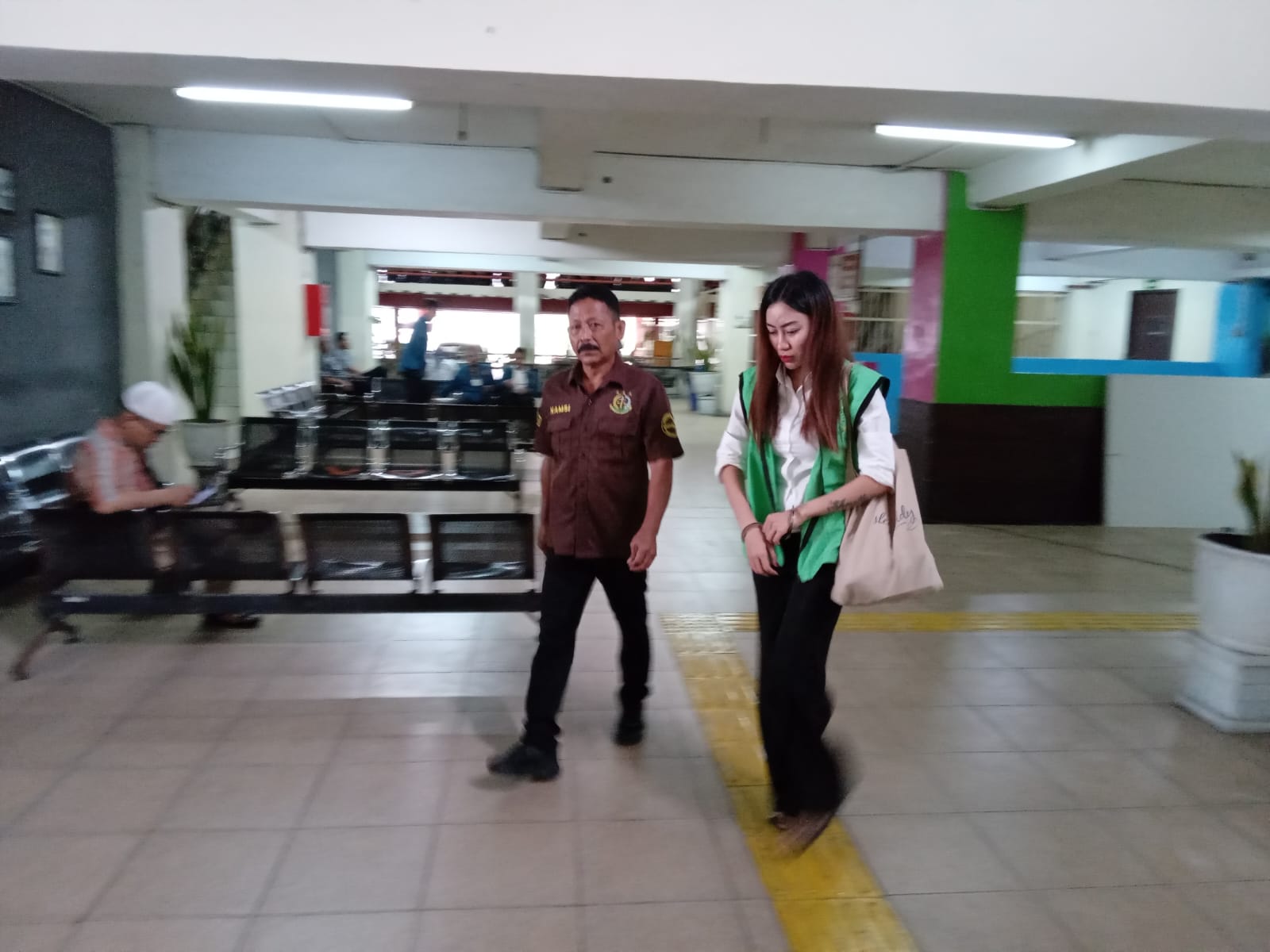Terdakwa Mami Amela Nursita terlihat digelandang menuju Pengadilan Negeri Surabaya setelah mengikuti sidang dengan agenda pembacaan tuntutan oleh Jaksa Penuntut Umum (JPU) dalam kasus penjualan seorang pemandu lagu di Fox Lounge & KTV Merr Surabaya dengan