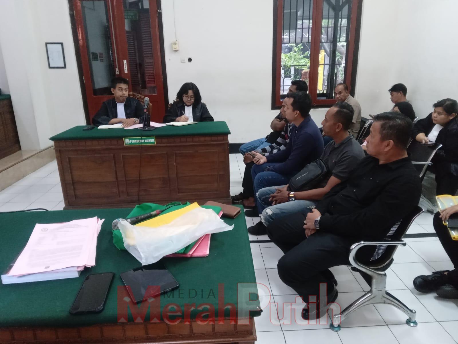Sejumlah saksi terkait insiden maut yang terjadi di Jalan Kalianak dihadirkan jaksa dengan terdakwa Sahrudi merupakan sopir truk trailer PT Wilmar dalam sidang yang digelar Rabu (12/02) di PN Surabaya I MMP I Totok Prastyo 
