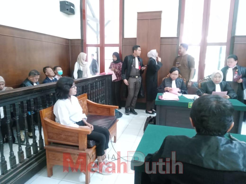Dalam aksinya terdakwa Elisabeth Indrati memberikan bukti pembayaran pajak palsu kepada perusahaan, yang seolah-olah telah divalidasi oleh Bank Mandiri Megah Raya berkat perbuatan terdakwa PT Kurniadjaja Wirabhakti mengalami kerugian sebesar Rp 5,3 miliar