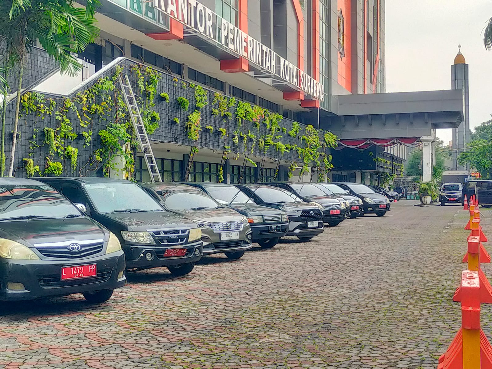 Pemkot) Surabaya memastikan kendaraan atau mobil pelat merah bernomor L 1901 EP yang viral di media sosial (medsos) karena terlihat melintas di Jalan Arteri Nasional Bandarkedungmulyo, Jombang, bukan aset miliknya | MMP | dok