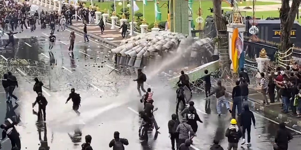 Aksi massa yang menolak UU TNI terlihat melemparkan batu, petasan, botol plastik, dan berbagai benda lainnya ke arah aparat. Untuk menghalau massa yang semakin beringas, petugas yang berjaga di depan Grahadi pun menggunakan water cannon, Senin (24/03) I M