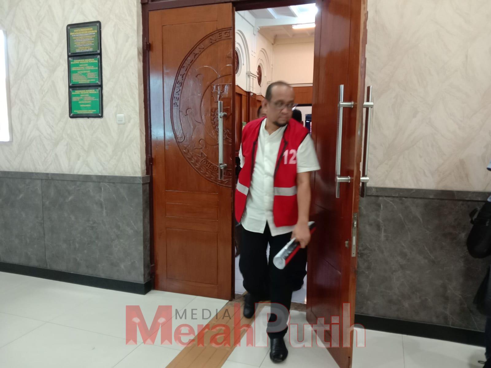 Dalam surat dakwaan, jaksa menyebutkan bahwa Direktur PT. Petro Energy Solusi, Muhammad Luthfy, bersama terdakwa R. De Laguna Latantri Putera dan Abdul Ghofur, bertemu dengan saksi Galih Kusamawati di Pakuwon Center. Dalam pertemuan tersebut, mereka menje