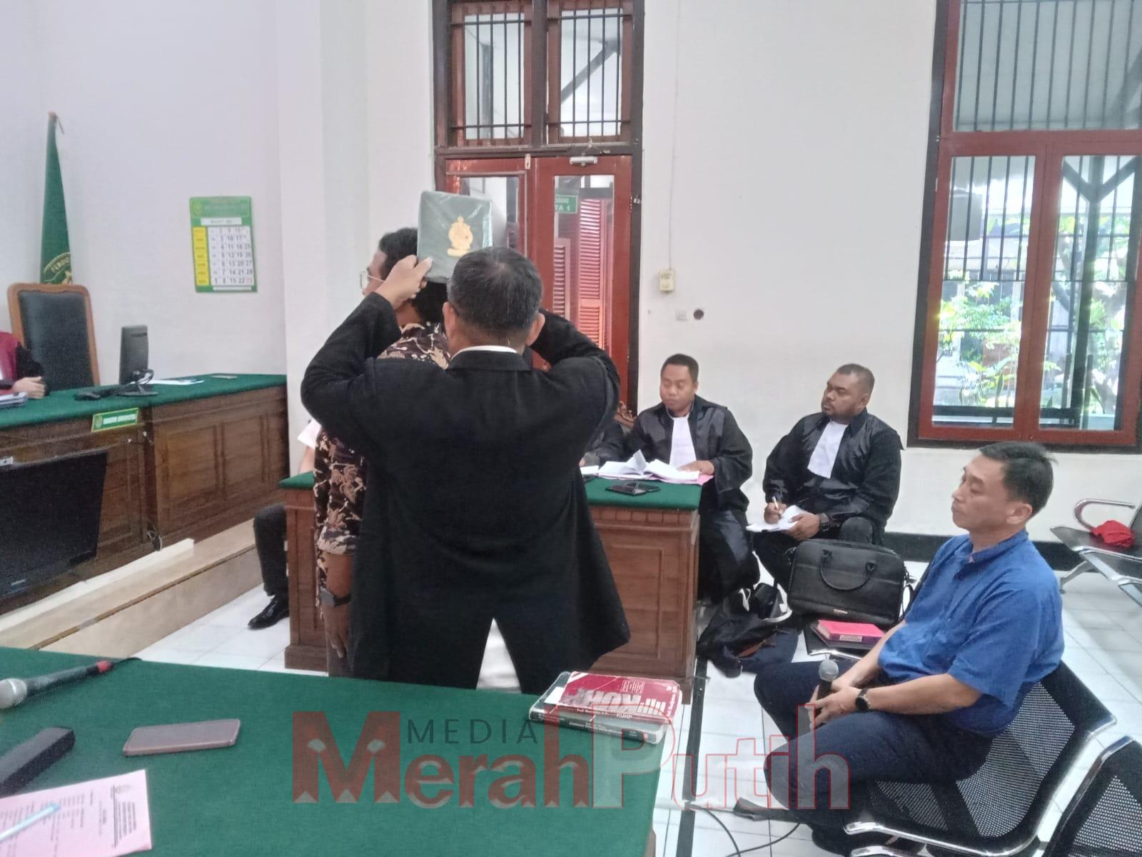 Notaris Ferry Gunawan dalam keterangannya mengungkapkan bahwa terdakwa Effendi Pudjihartono hadir dengan menggunakan surat kuasa khusus yang menyebutkan dirinya sebagai Direktur I MMP I Totok Prastyo 
