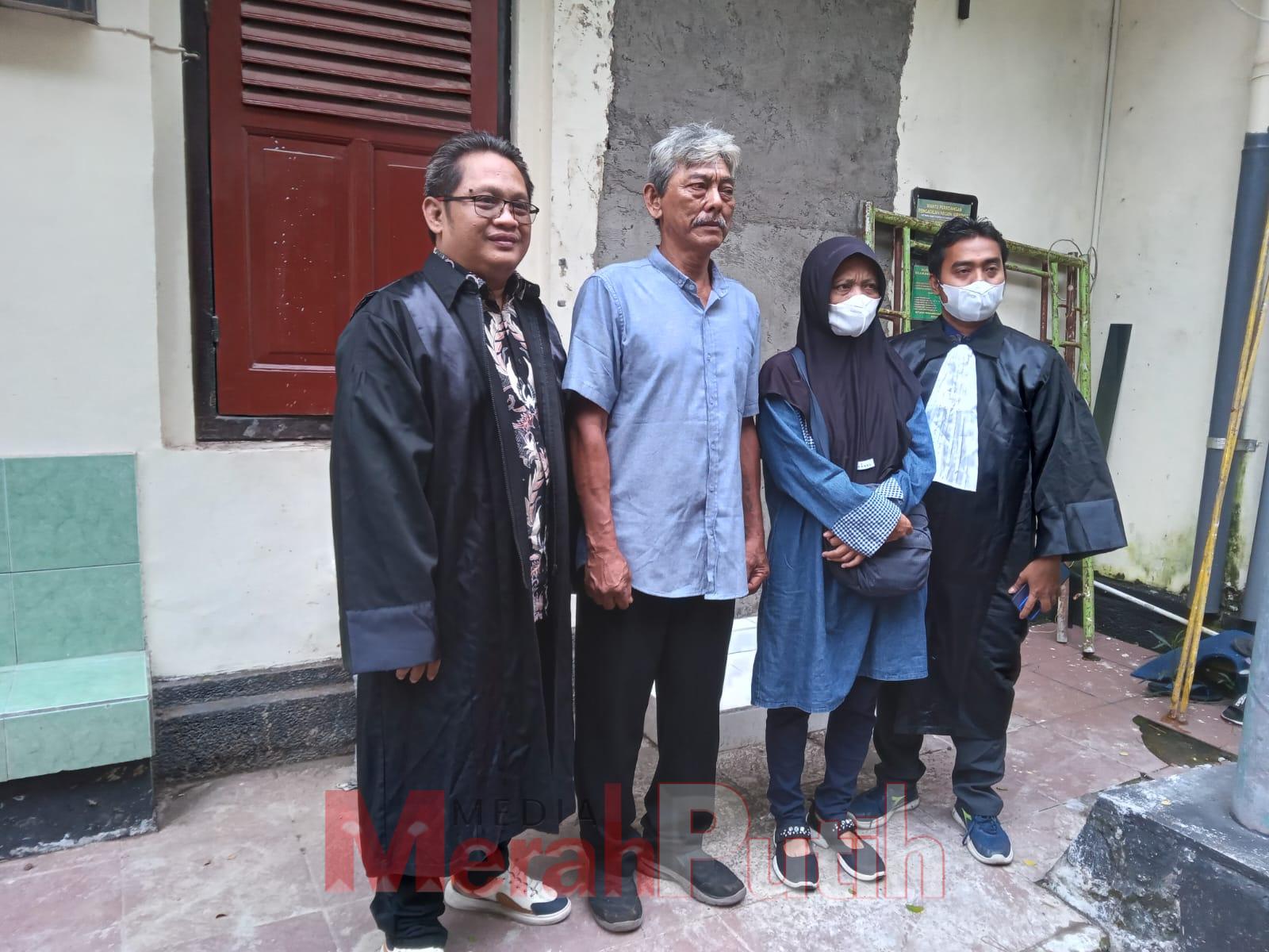 Pasangan suami-istri ini didakwa atas tuduhan memasuki rumah tanpa izin yang melibatkan status kepemilikan tanah yang kini tengah dipermasalahkan selama puluhan tahun rumah tersebut mereka tinggali sendiri I MMP I Totok Prastyo