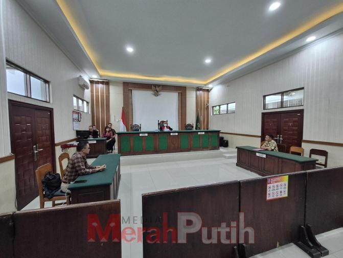 Sidang pra peradilan dengan agenda penyerahan kesimpulan dan pembacaan putusan dalam perkara tindak pidana korupsi terkait pembangunan DAM Kali Bentak pada Satuan Kerja Dinas Pekerjaan Umum dan Penataan Ruang Pemerintah Daerah Kabupaten Blitar Tahun Angga