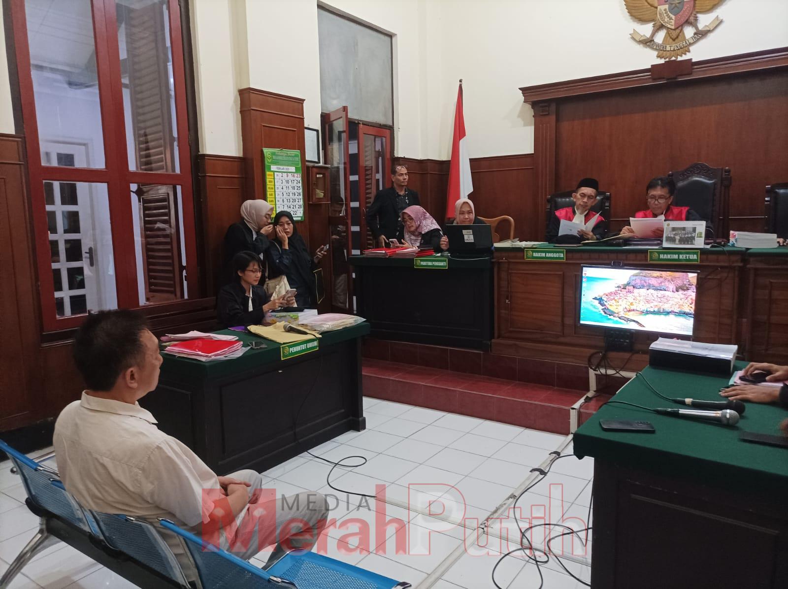 Terdakwa, Effendi Pudjihartono membantah adanya "kongkalikong" antara dirinya dan Notaris Ferry Gunawan yang menuduh memerintahkan Notaris untuk mencantumkan namanya sebagai direktur, sebagaimana yang dituduhkan oleh jaksa penuntut umum terkait perjanjian