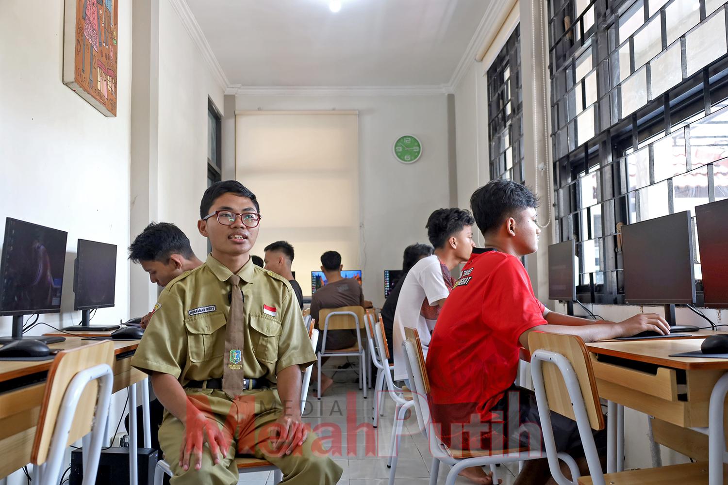 Kisah inspiratif siswa penerima manfaat Program Omah Ilmu Arek Suroboyo yang menjadi jalan bagi banyak anak muda Surabaya untuk melanjutkan pendidikan tinggi, terutama bagi mereka yang berasal dari keluarga kurang mampu I MMP I dok pemkot