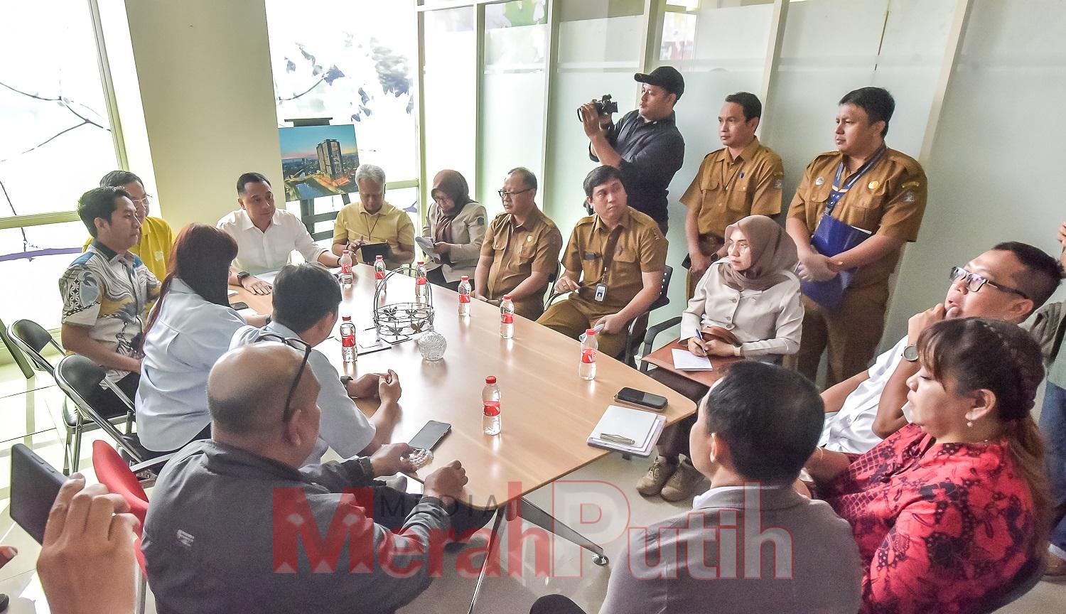 Wali Kota Eri Cahaydi sempat turun langsung untuk Mediasi konflik antara penghuni dan pihak pengelola Apartemen di Bale Hinggil pada 16 Des 2024 lalu I MMP I dok pemkot 