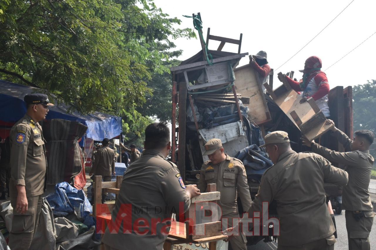 Petugas Satpol PP berhasil menertibkan 129 lapak PKL yang tersebar di sekitar kaki Jembatan Suramadu, mulai dari sisi barat hingga timur. Selain lapak pedagang, petugas juga menertibkan meja kayu, kursi kayu, dan tenda yang ditinggalkan pemiliknya di atas