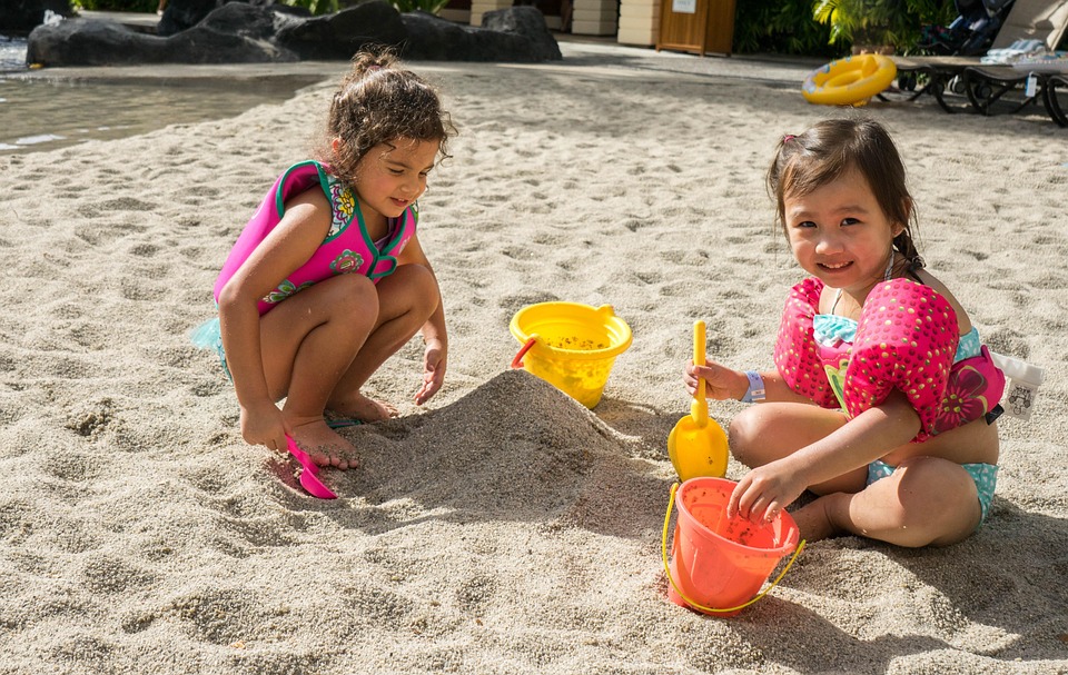 Bermain pasir di pantai membantu anak untuk mengenal lingkungan alam dan mengembangkan rasa ingin tahu untuk mengeksplorasi lingkungan I MMP I Ist
