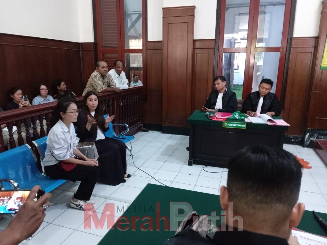 Dalam kesaksiannya, Erlina menegaskan bahwa ia telah berupaya meminta agar perabotan tersebut dikembalikan, namun terdakwa, Juliana, menolak permintaan tersebut I MMP I Totok Prastyo
