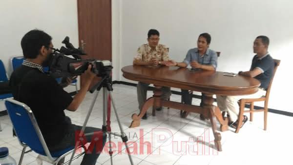 Seorang jurnalis saat mewawancarai narasumber mengenai dilema yang dihadapi profesi wartawan, antara prinsip keadilan dan intimidasi terhadap profesi jurnalis bersama pakar hukum tata negara, Herlambang Wiratama dan eks Ketua AJI Surabaya Prasto Wardoyo I