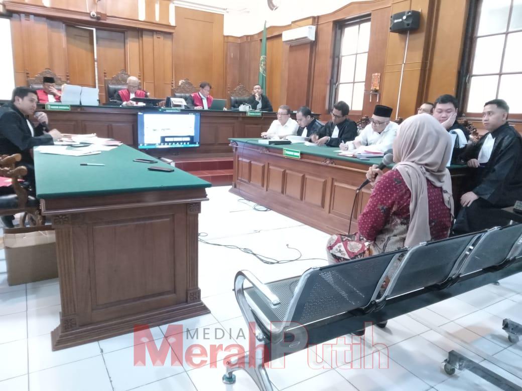 Dalam kesaksiannya, Sri mengungkapkan bahwa sebelum bekerja di PT CPI, ia sempat bekerja di Supermarket Sinar milik Friz Candra Kusuma, ayah dari terdakwa Edward. Ia mulai bergabung dengan PT CPI pada tahun 2013 dan bekerja sebagai staf administrasi, seni