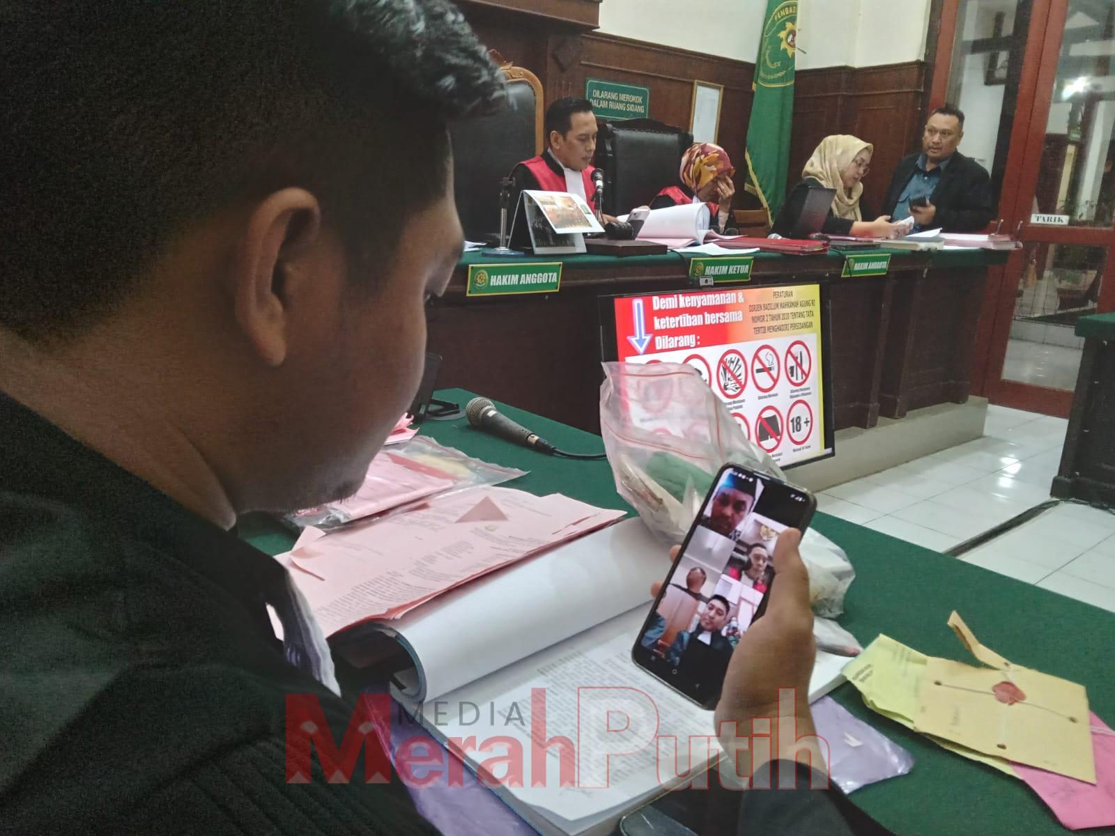 Terdakwa Marsono Wijoyo saat mengikuti persidangan dalam perkara pengedaran narkotika jenis sabu melalui sambungan video call dari tahanan. Rabu (16/4) I MMP I Totok Prastyo