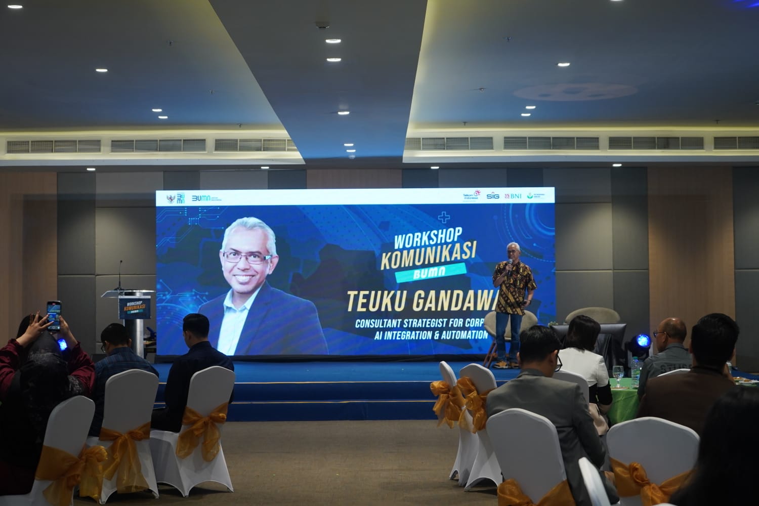 workshop mengusung tema "Penguatan Kapasitas Lewat Materi dan Praktik Lapangan". Beberapa sesi penting disampaikan oleh pakar komunikasi digital dan teknologi, di antaranya Putri Viola (Juru Bicara Kementerian BUMN), Teuku Gandawan Xasir (Pengenalan AI da