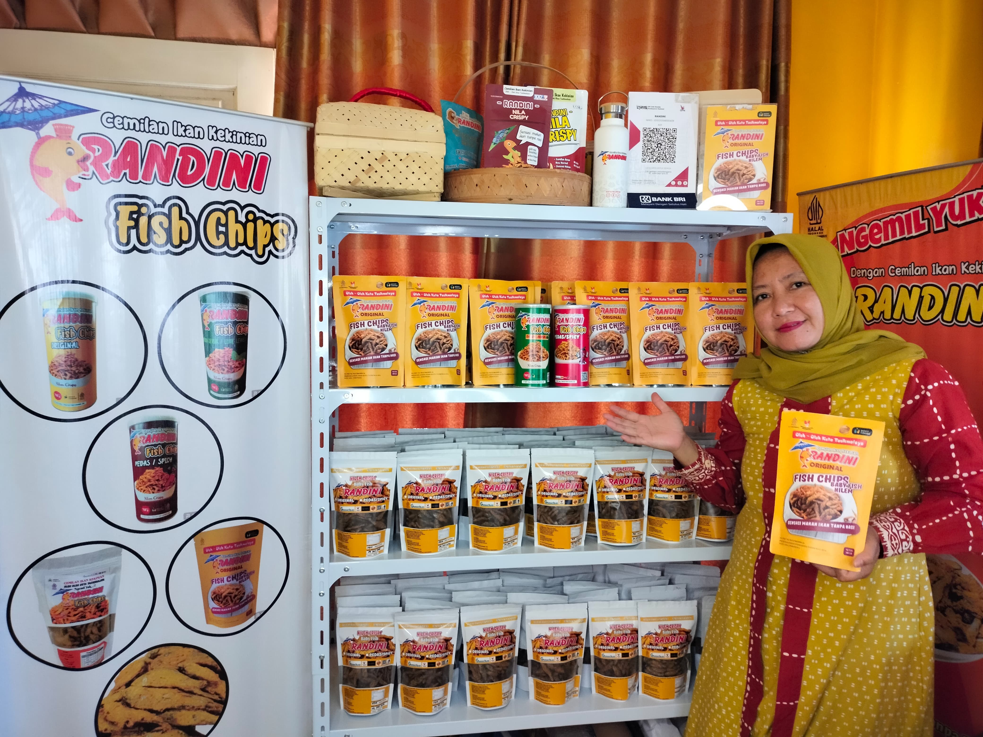 Produk camilan kriuk kekinian yang berbahan dasar ikan, hasil karya UMKM Andini Fish & Food milik Siti Nurjanah telah menembus pasar internasional, dengan ekspor perdana sebanyak 500 bungkus ke Hong Kong I MMP I dok warna komunika 