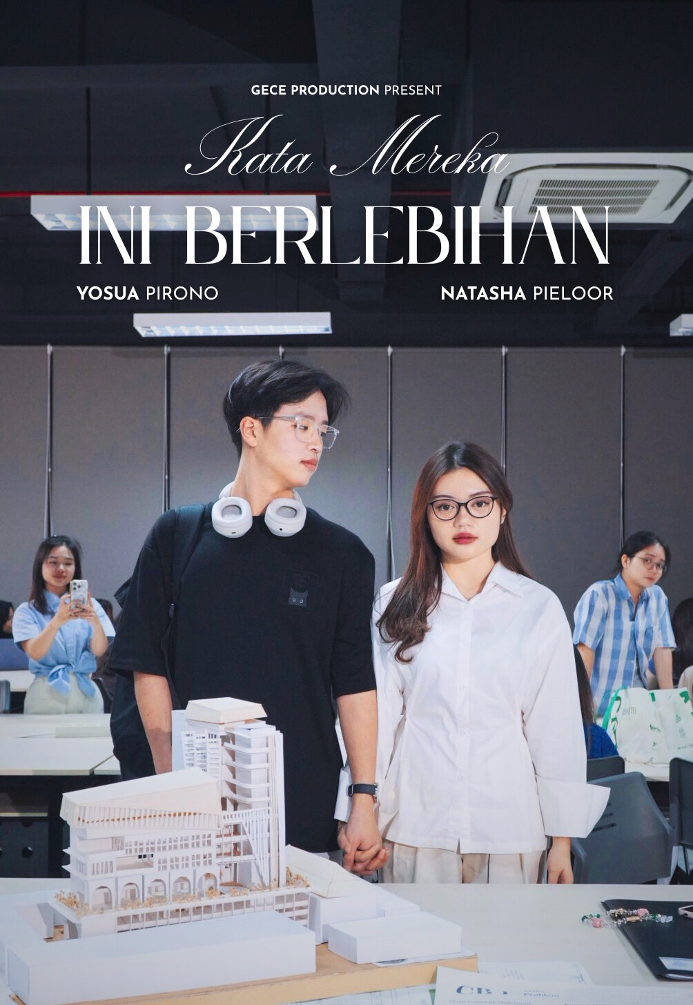 Film ini mengisahkan perjalanan Joshua, seorang mahasiswa tingkat akhir yang terjebak dalam hubungan terlarang dengan Manda, dosennya. Ketika sebuah video palsu tentang mereka tersebar luas di media sosial, privasi yang mereka jaga dengan hati-hati pun ru