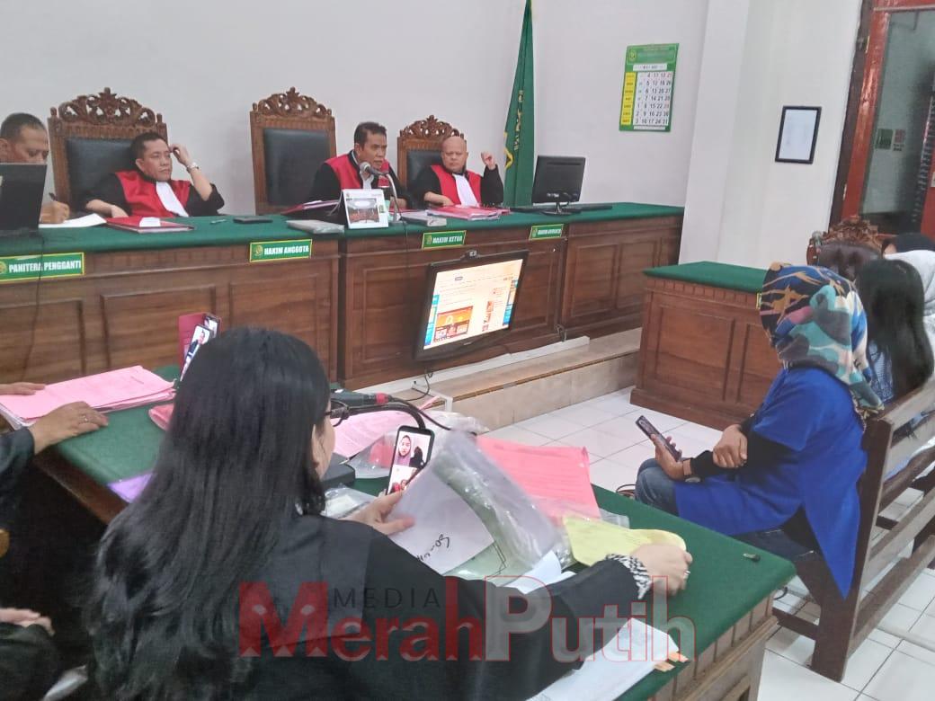 Jaksa Penuntut Umum (JPU) Estik Dilla Rahmawati menghadirkan sejumlah saksi, antara lain Rita, penjual tanah dan karyawan PT Muara Logam (toko emas) dalam perkara yang menjerat Putri Vanlentin Kusumaning Tyas atas dugaan pencurian barang berharga milik ma
