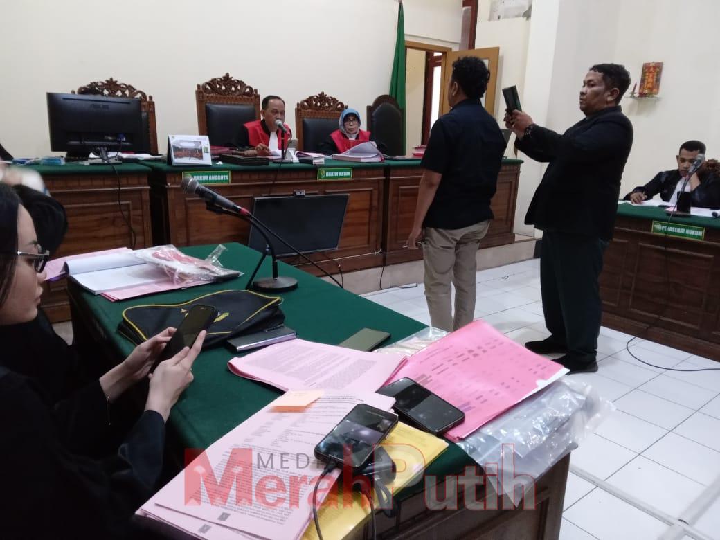 Dalam sidang perkara peredaran narkoba yang menjerat terdakwa Moch. Zamroni, anggota Ditreskoba Polda Jatim, Edi Prayitno, dihadirkan sebagai saksi. Sidang berlangsung pada Selasa (6/5) di Pengadilan Negeri Surabaya. Edi menjelaskan bahwa polisi berhasil 