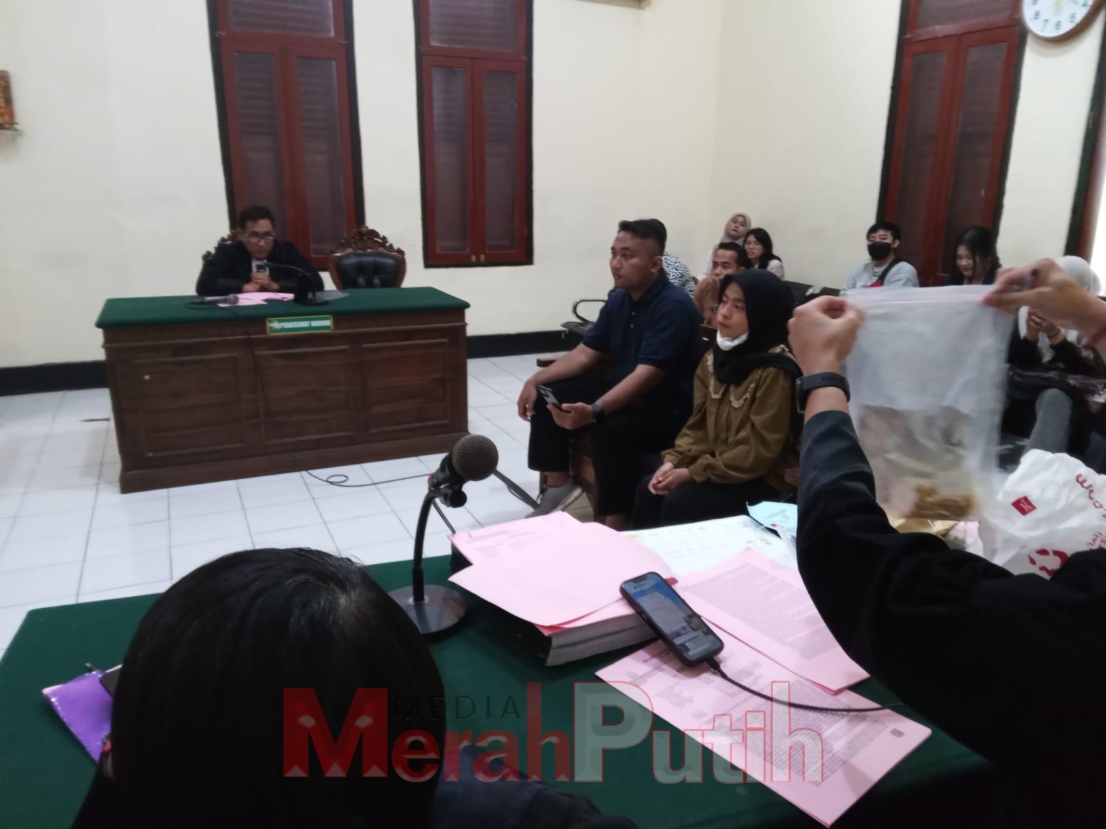 Dalam kesaksiannya, dalam sidang Ranita mengungkapkan bahwa ia mengenal terdakwa, Priangga, saat keduanya masih kuliah di Surabaya. Ranita mengatakan bahwa dirinya dimintai tolong oleh Priangga, yang saat itu tengah mendekam di penjara, untuk mengambil se