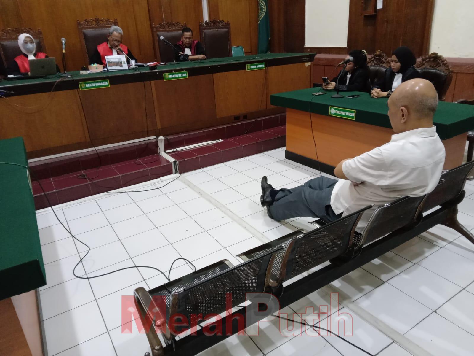 Terdakwa Mulia Wiryanto saat mendengar putusan yang dibacakan oleh Ketua Majelis Hakim Djoanto, Jumat (2/5/2025) di ruang Candra PN Surabaya. Ia divonis tiga tahun penjara setelah dinilai terbukti melakukan tindak pidana penipuan yang merugikan pengacara 