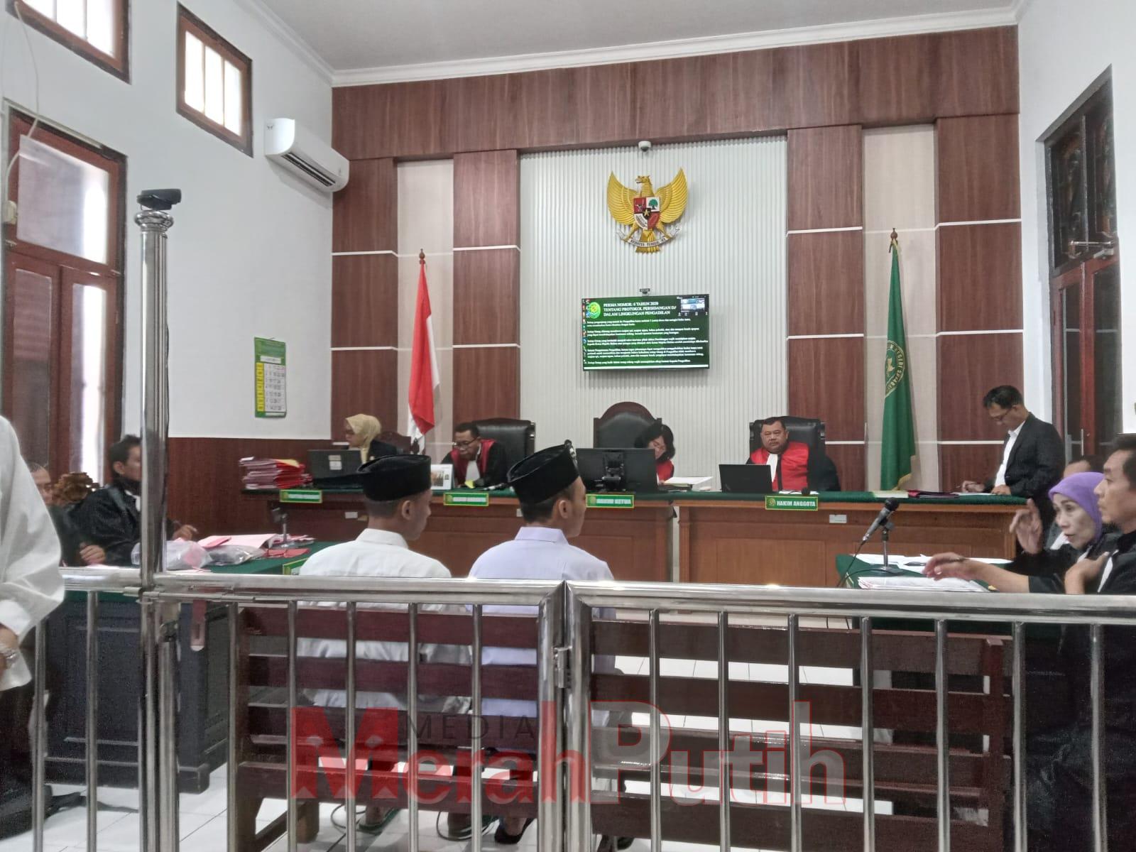 Dalam aksinya, kedua terdakwa melakukan pembelian narkoba melalui media sosial Instagram dan mengambilnya menggunakan sistem ranjau di daerah Mojo, Surabaya. Mereka patungan untuk membeli narkoba dengan total dana mencapai Rp3.300.000 | MMP | Totok Prasty
