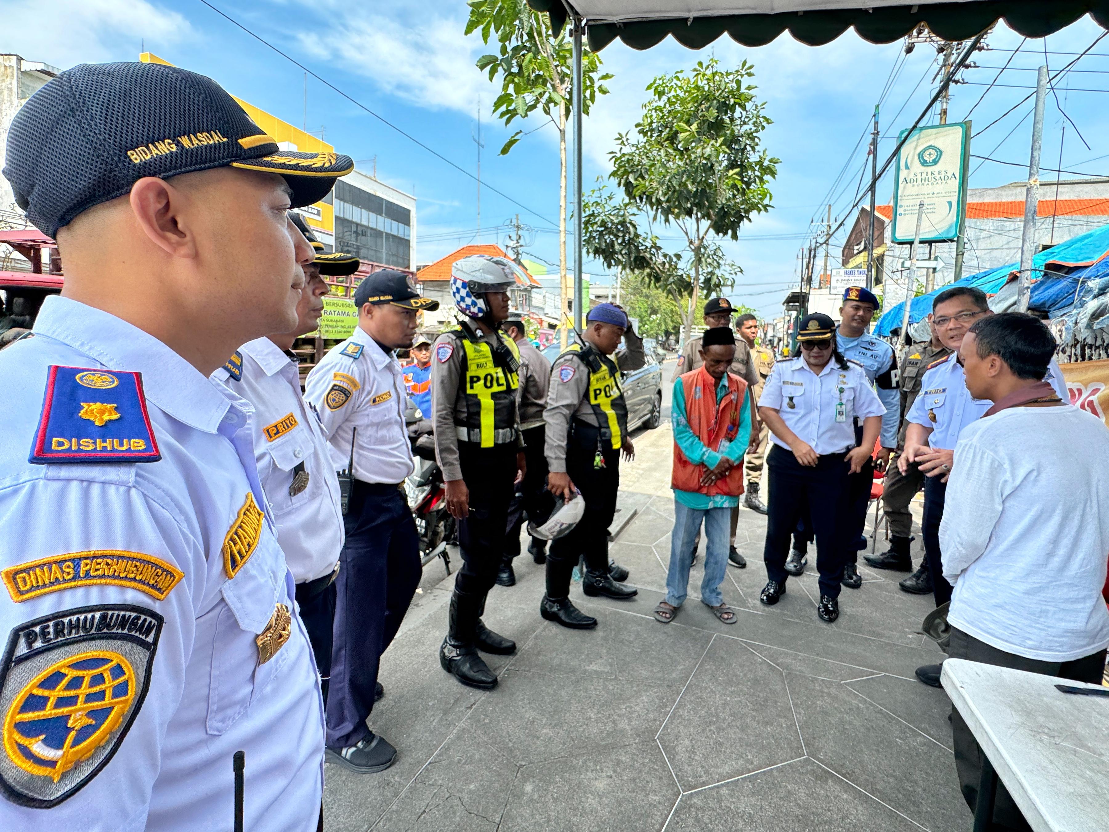 Petugas Dishub Surabaya melakukan sosialisasi kepada juru parkir (jukir) untuk mengarahkan pengunjung agar memarkir kendaraan di area dalam RS atau area tambahan, Senin (30/06) | MMP | dok pemkot