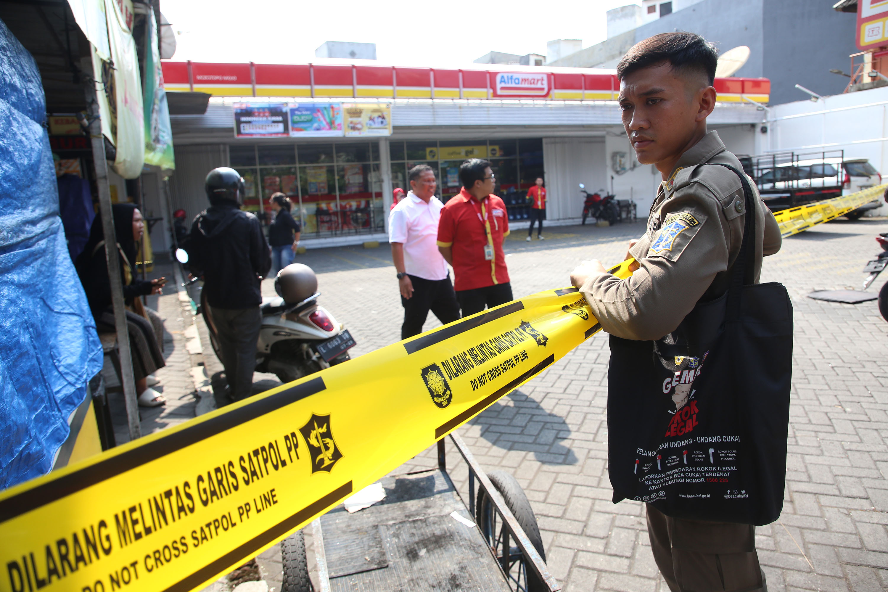 Petugas Satpol PP melakukan penyegelan terhadap salah satu minimarket di Kawasan Surabaya Timur yang kedapatan melanggar ketentuan izin parkir dengan tidak menyediakan juru parkir resmi. Penyegelan tempat usaha tersebut dilakukan berdasarkan Peraturan Dae