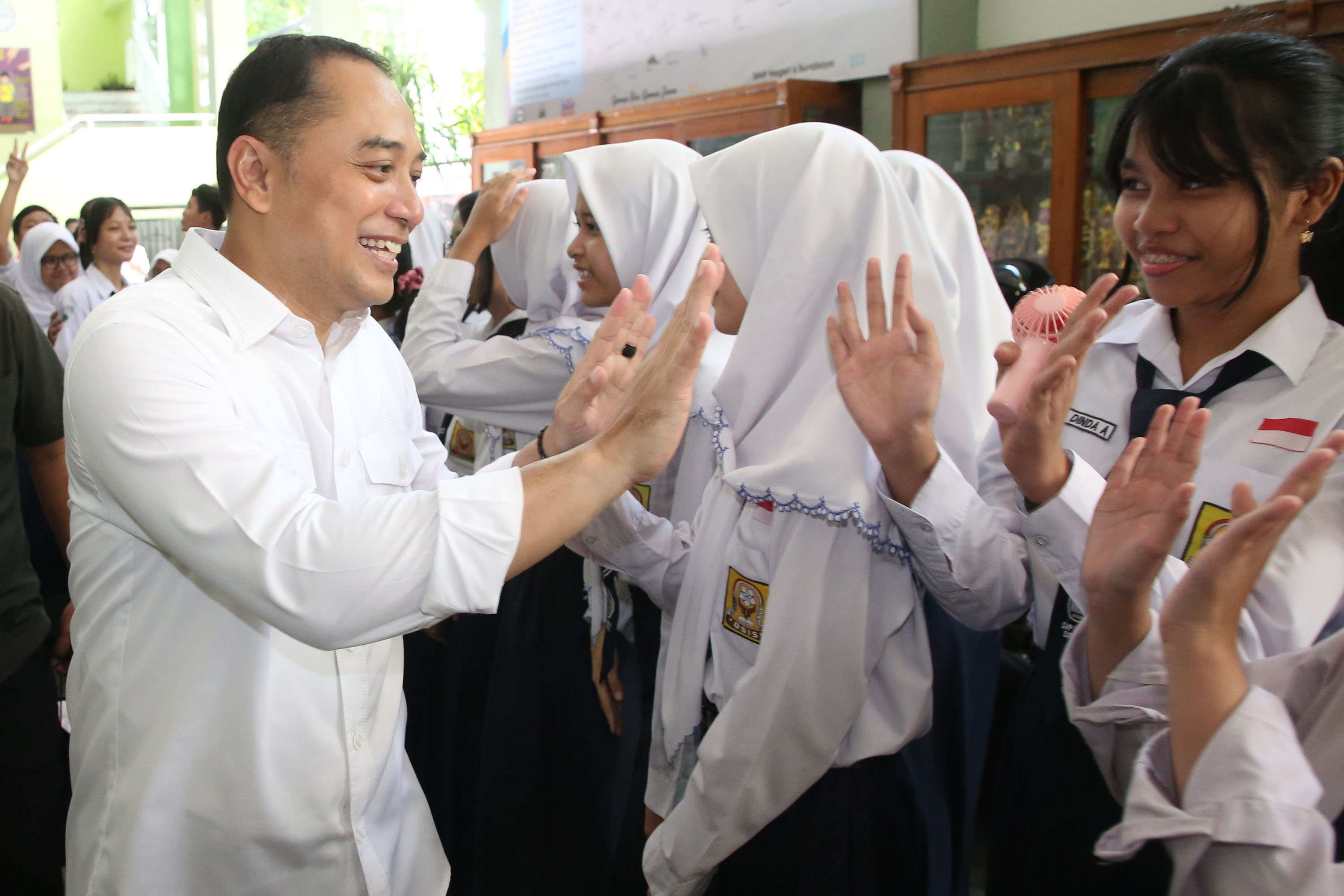 Wali Kota Surabaya, Eri Cahyadi, menyatakan bahwa Pemerintah Kota (Pemkot) Surabaya masih menunggu petunjuk teknis (juknis) dari pemerintah pusat terkait implementasi kebijakan pendidikan dasar gratis. Ia menjelaskan bahwa hingga saat ini, pihaknya belum 