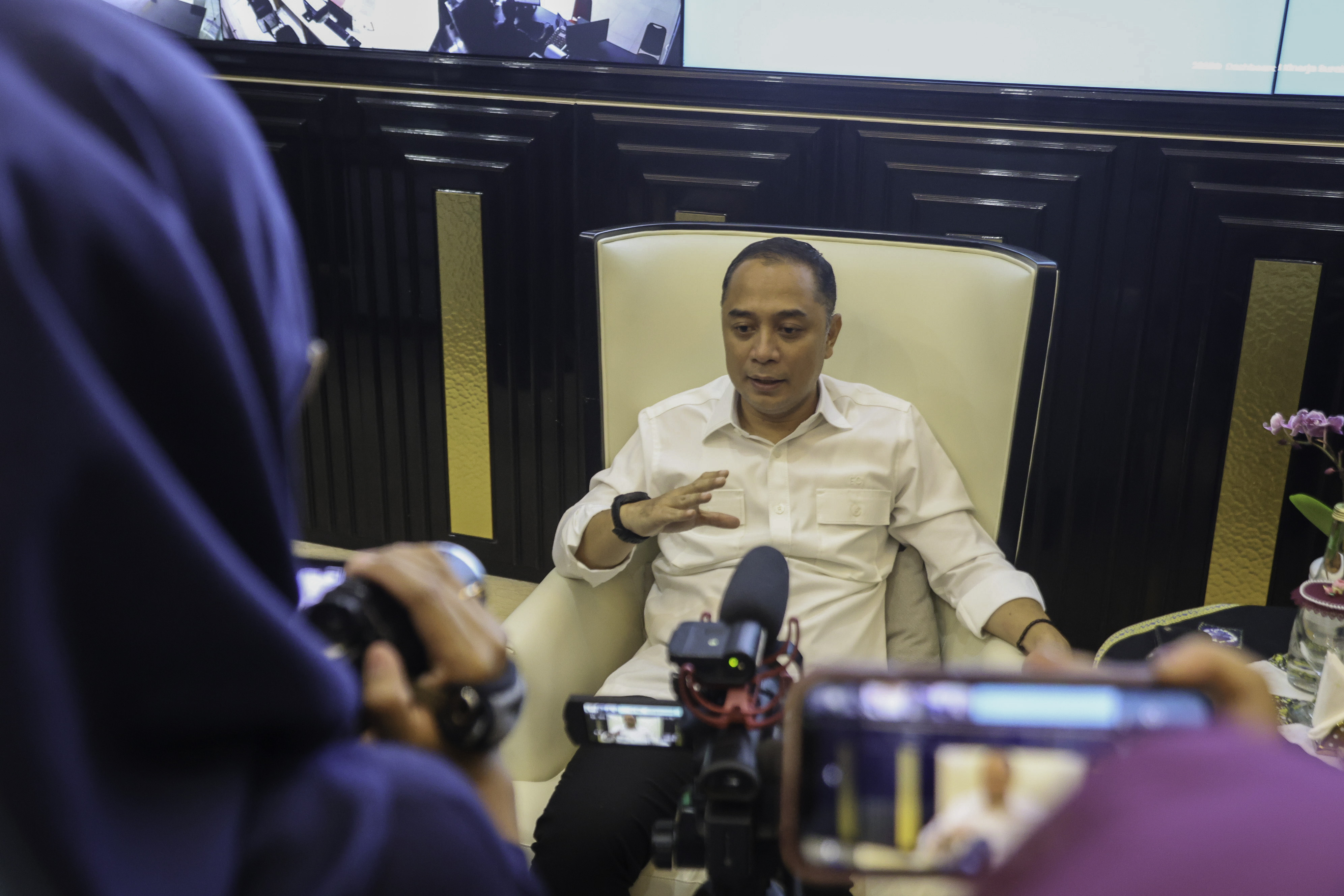 Langkah pemangkasan beasiswa ini merupakan bentuk kontrol dan penataan ulang agar program benar-benar tepat sasaran. Mahasiswa dari keluarga pra-sejahtera tetap akan mendapatkan perhatian penuh, sementara mereka yang dinilai mampu diminta untuk membiayai 