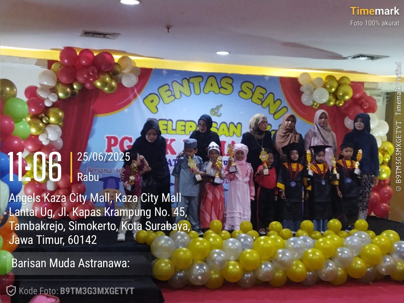 rangkaian kegiatan. Dalam suasana penuh haru dan kegembiraan, acara ini dihadiri oleh jajaran pengurus, guru, siswa, wali murid, serta tamu undangan, termasuk Bunda PAUD Kecamatan Kenjeran. Kehadiran mereka menambah semarak sekaligus kekhidmatan acara Yan
