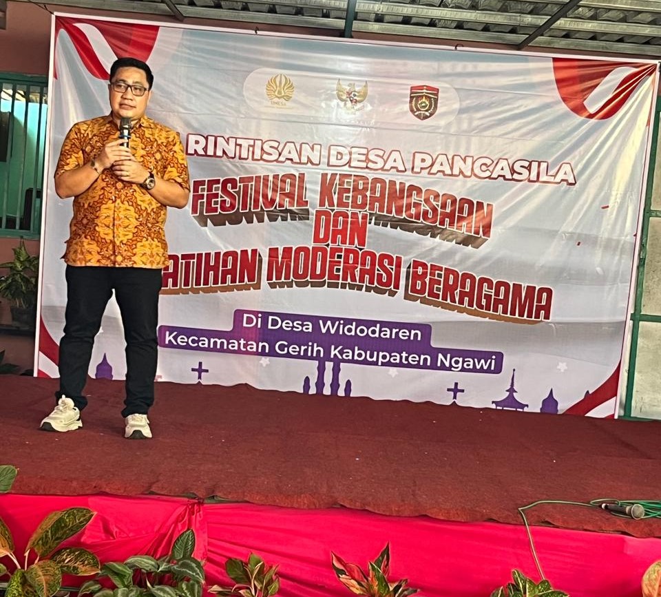 Salah satu narasumber, Iman Pasu Marganda Hadiarto Purba, menyampaikan materi yang menggugah kesadaran peserta mengenai pentingnya menjadi pribadi yang moderat, terbuka, dan cinta damai dalam gelaran Festival Kebangsaan dan Pelatihan Moderasi Beragama di 