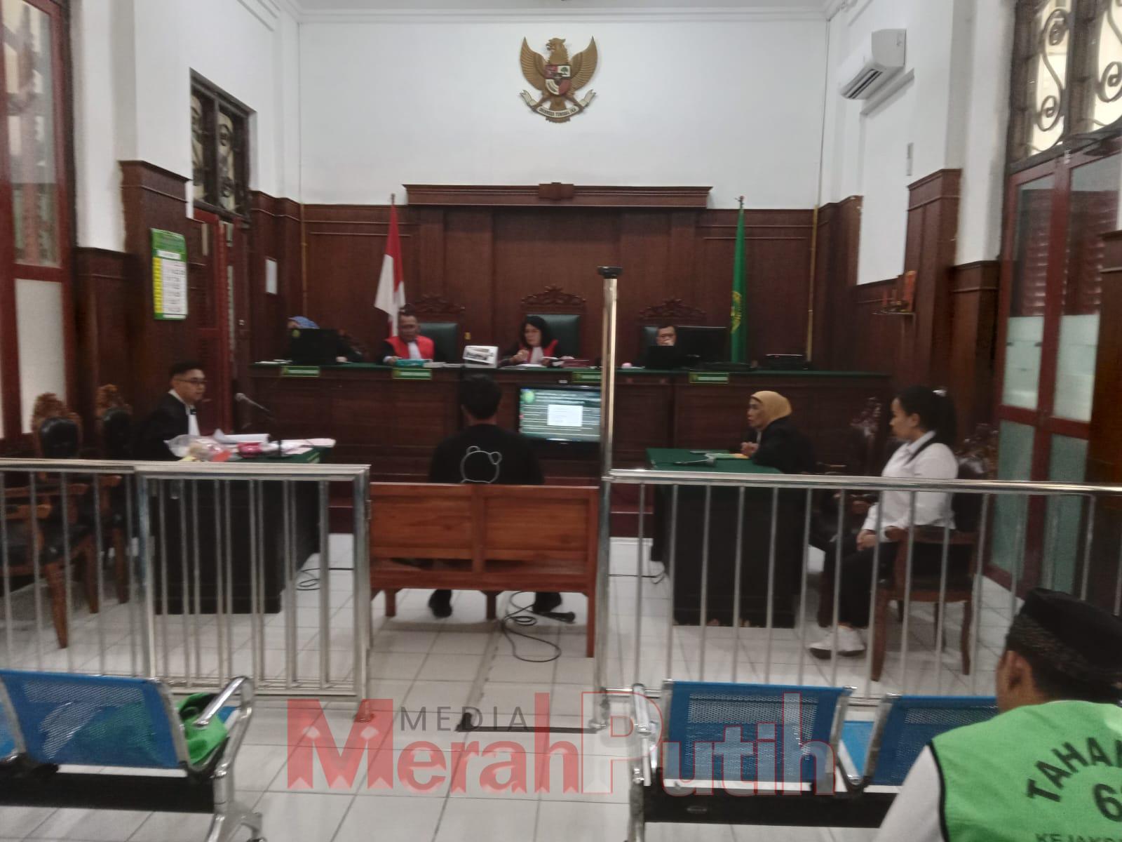 Dalam sidang, saksi dari pihak kepolisian, Abdul Rofik, mengungkapkan bahwa terdakwa Rizky mendapatkan pasokan sabu dari Muhammad Kodir, yang kini berstatus Daftar Pencarian Orang (DPO). Rizky bertugas memecah sabu menjadi poketan kecil dan menyimpannya d