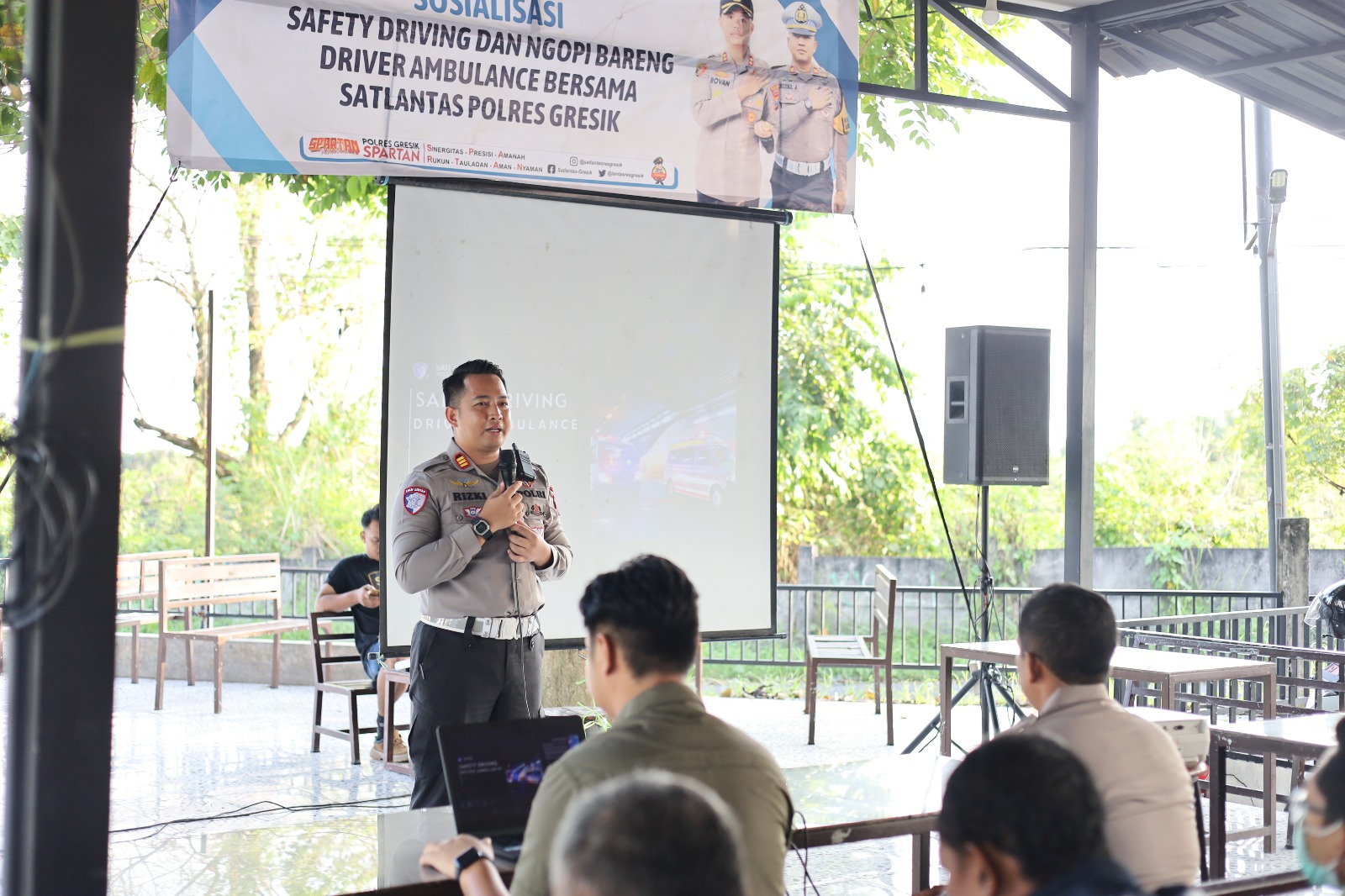 Kasatlantas Polres Gresik, AKP Rizki Julianda, menegaskan pentingnya memberikan hak prioritas di jalan raya kepada kendaraan ambulans. Pernyataan tersebut disampaikan saat ia menggelar kegiatan Sosialisasi Safety Driving dan Ngopi Bareng Driver Ambulans d