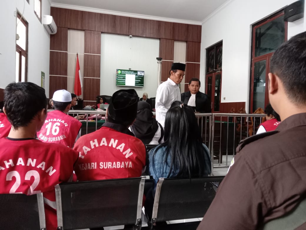 Hariono ditangkap saat berpesta sabu bersama tiga rekannya, yaitu Junaidi, Muhammad Syahrul Ferdiansyah, dan Hendrik Susanto. Dalam sidang, Rabu (18/06) yang dipimpin oleh Hakim Abu Achamad Sidqi Amsya, Hariono, yang merupakan residivis kasus narkoba, dij