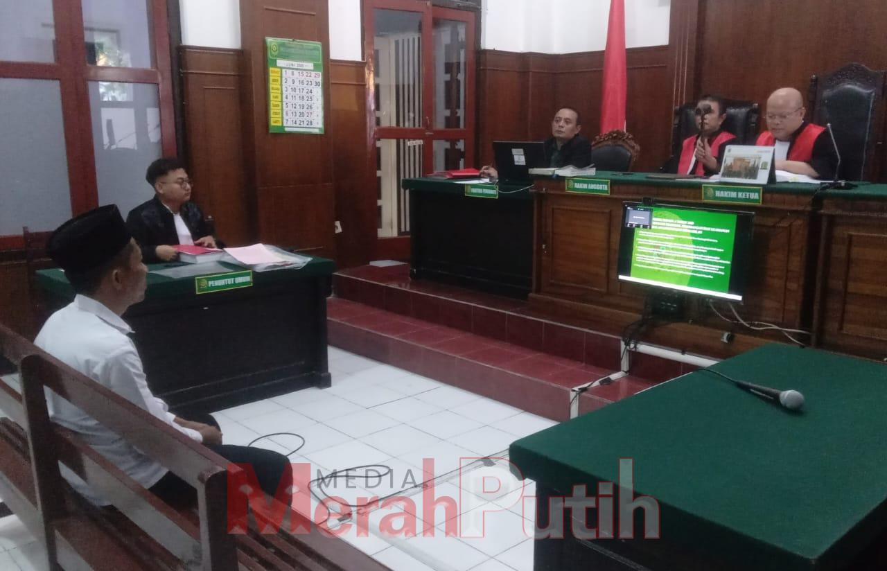 Di dalam sidang, terdakwa Ismaryono mengakui perbuatannya dan menyebut seorang bernama Pak Ali sebagai pihak yang memerintahkannya memalsukan pupuk DL 100. Ia juga menyatakan Pak Ali menanggung seluruh biaya ekspedisi | MMP | Totok Prastyo