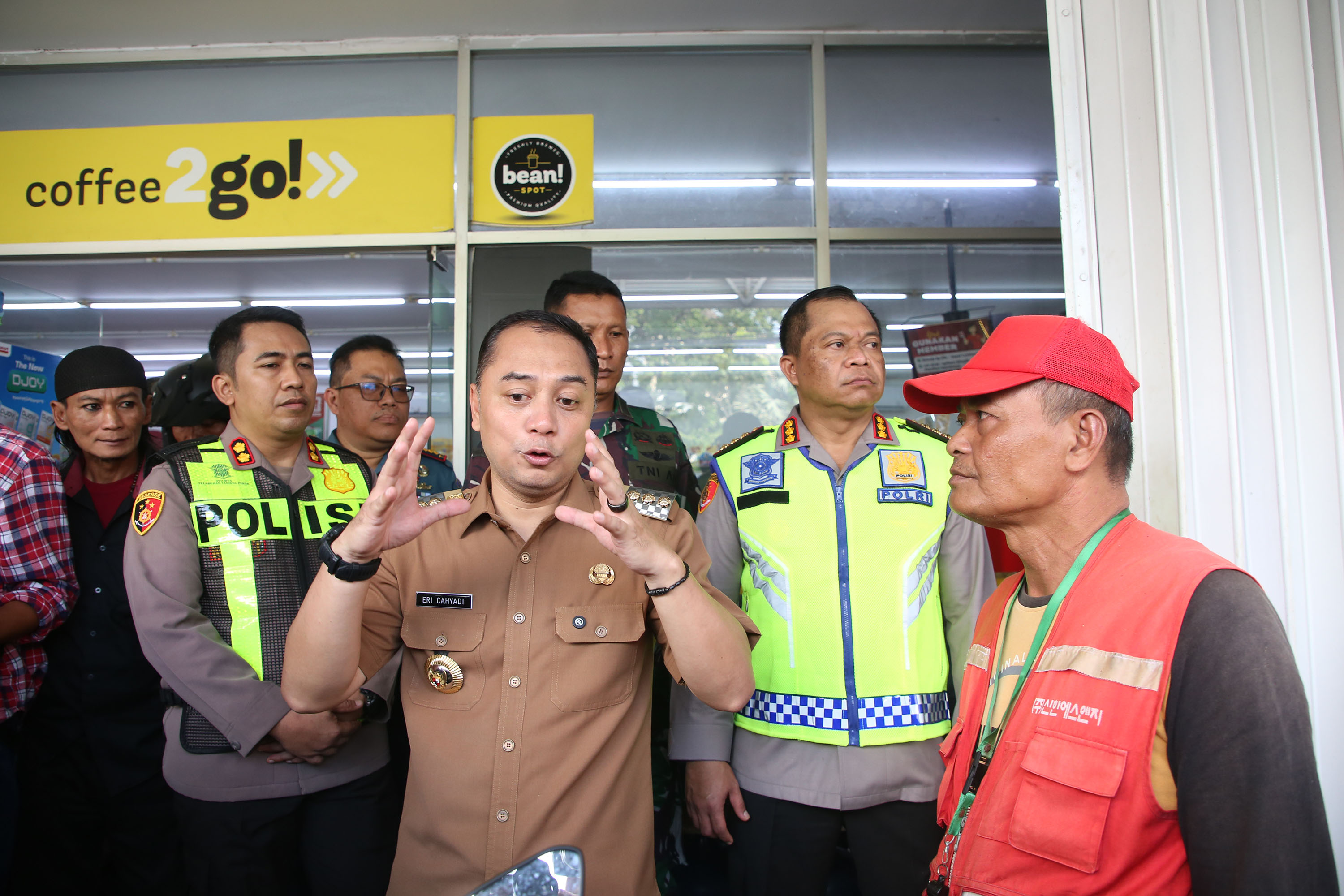 Wali Kota Eri Cahyadi menegaskan kewajiban setiap tempat usaha untuk menyediakan lahan parkir dan jukir resmi lengkap dengan hak-hak pekerja, termasuk asuransi. Ia menyatakan kekecewaannya karena masih banyak pemilik usaha yang mengabaikan kewajiban ini |
