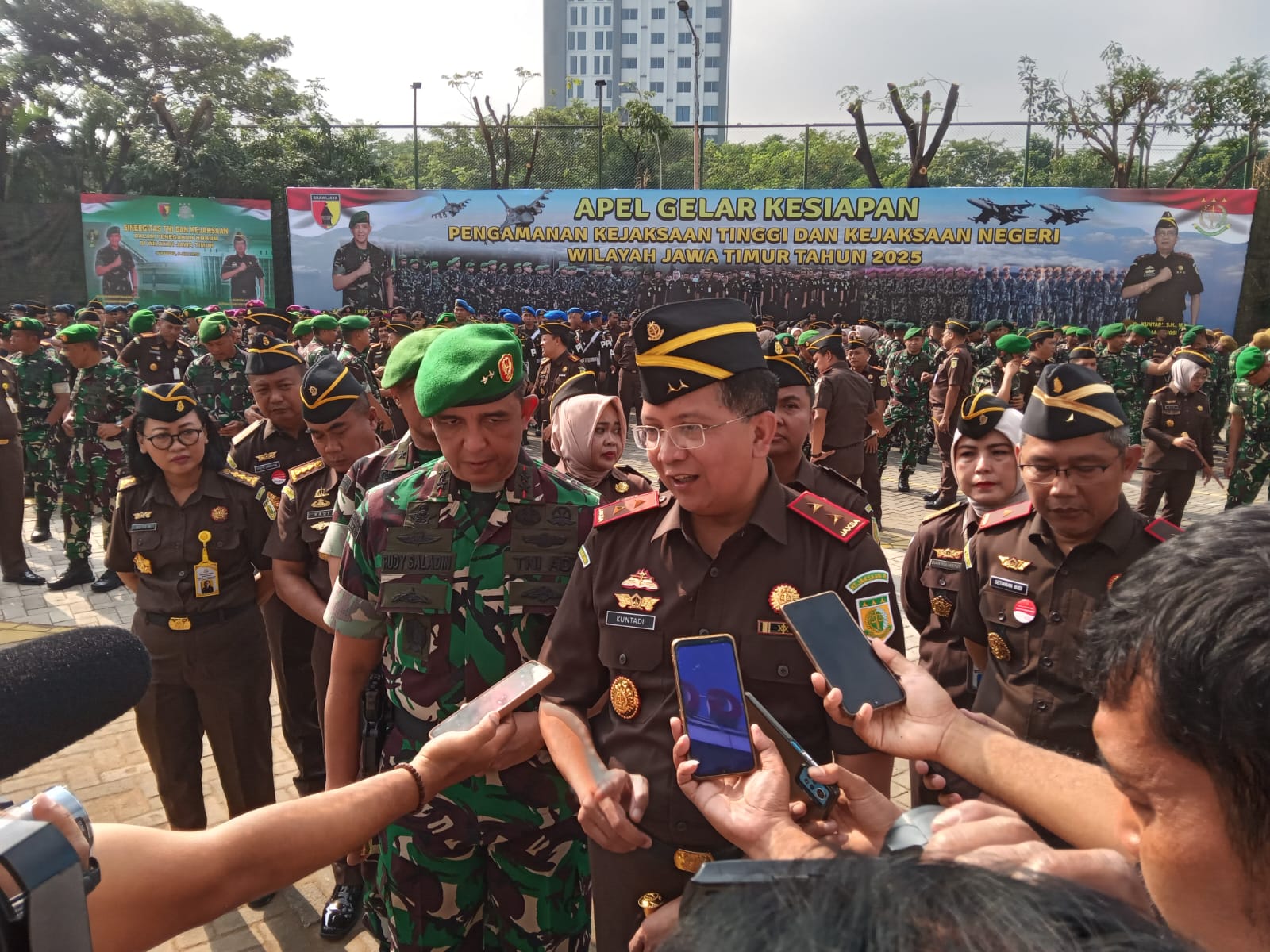 Usai apel kesiapan pengamanan pasukan TNI Rabu, (9/7/2025), Kepala Kejaksaan Tinggi Jawa Timur, Kuntadi, menjelaskan bahwa pengamanan yang dilakukan oleh TNI tidak dimaksudkan untuk menunjukkan kekuatan. Sebaliknya, tindakan ini merupakan bentuk dukungan 