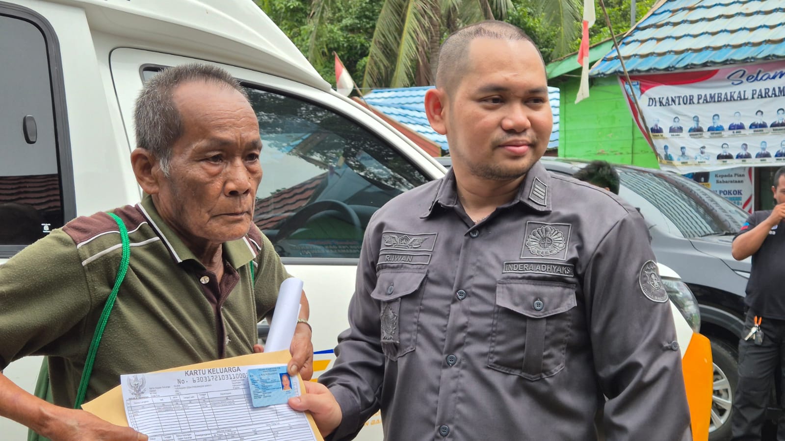 Kepala Seksi Intelijen Kejaksaan Negeri Kabupaten Banjar, Robert Iwan Kandun, setelah melakukan pemetaan dan pemutakhiran data kependudukan di Kantor Desa Paramasan Bawah, memberikan keterangan mengenai salah satu warga yang telah resmi mengubah status ag