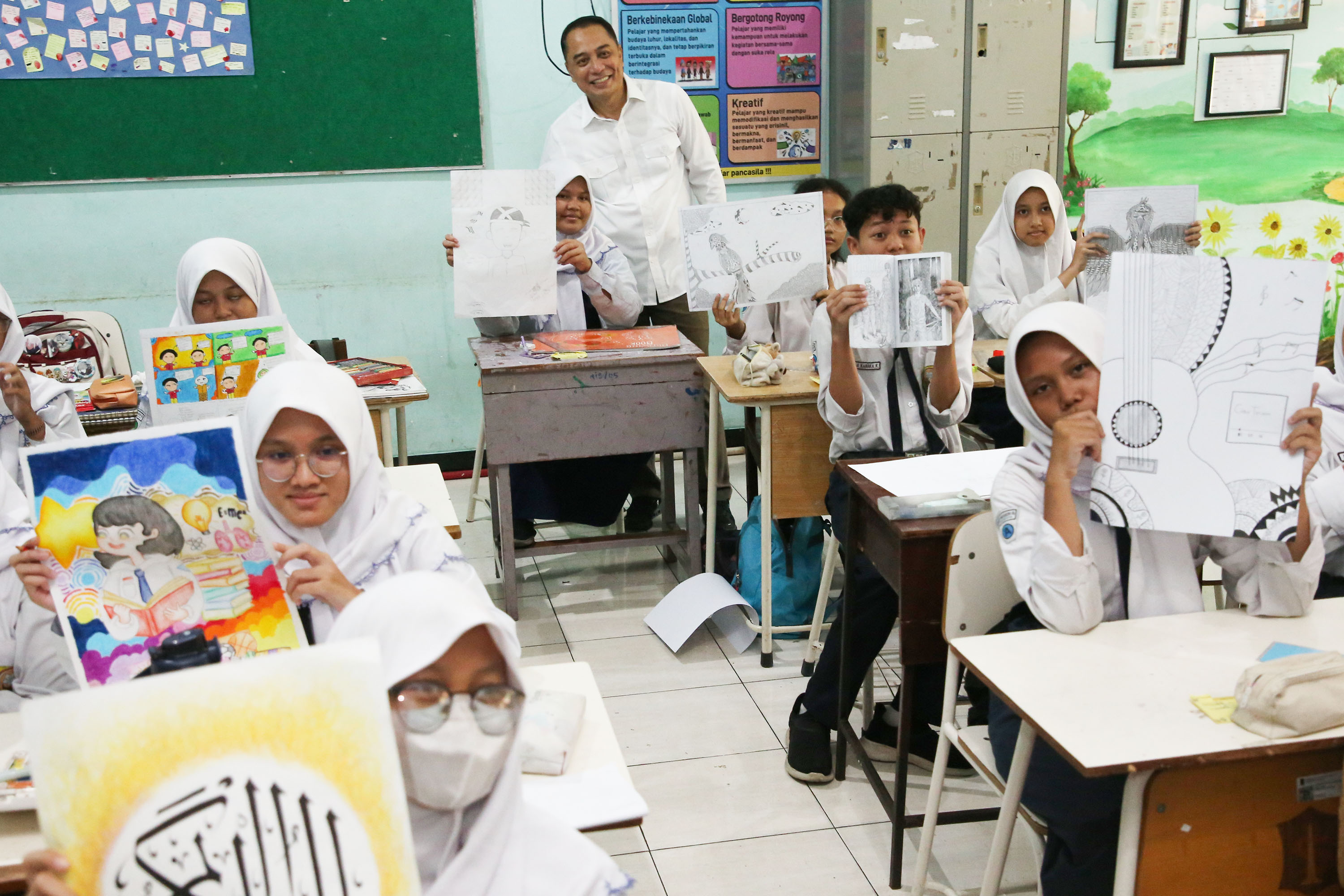 Dalam amar putusan nomor 3/PUU-XXII/2024, dalam sidang yang dibacakan pada Selasa (27/5/2024) MK menegaskan kewajiban negara untuk menjamin terselenggaranya pendidikan dasar secara gratis tanpa diskriminasi terhadap penyelenggara, baik yang dikelola oleh 
