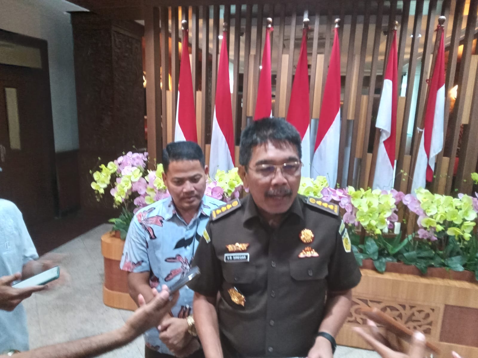 Aspidsus Kejati Jatim, Saiful Bahri Siregar, mengungkapkan bahwa hingga saat ini, pihaknya telah memeriksa sekitar 250 orang saksi terkait dugaan tindak pidana korupsi BSPS atau Program Bantuan Stimulan Perumahan Swadaya untuk tahun anggaran 2024, mencapa