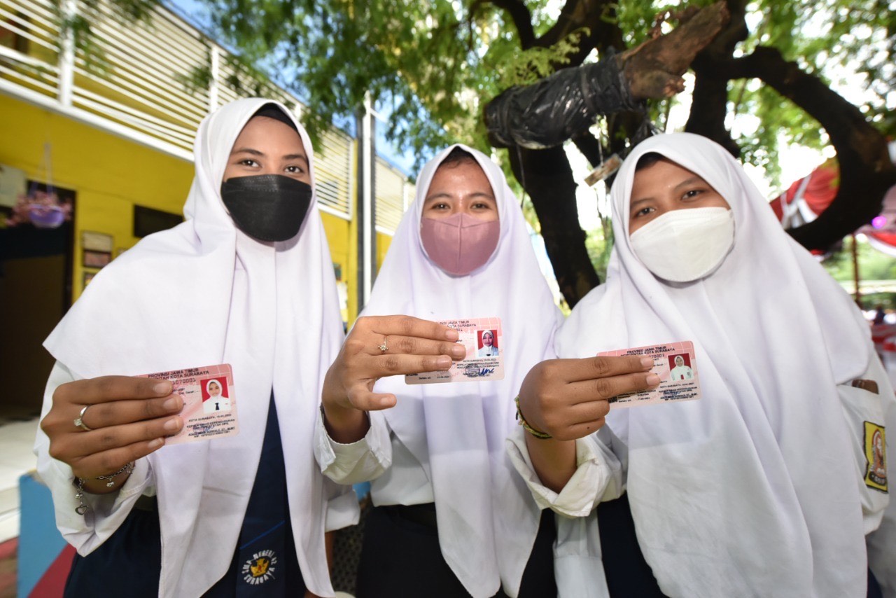 Nama Siswa Otomatisasi Input Kependudukan Anak (Nasi Ikan) salah satu inovasi yang dikembanggkan Pemkot Surabaya. Inovasi ini merupakan program strategis yang memastikan data pendidikan di Kartu Keluarga (KK) otomatis terbarui ketika anak lulus sekolah | 
